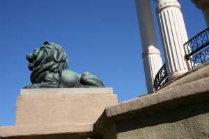 Decorative lions were added to the monument in 2001.