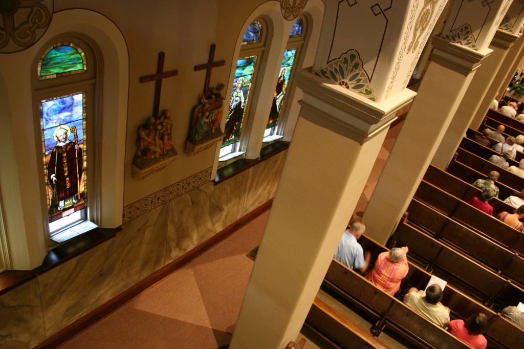 Veseli, church pillars