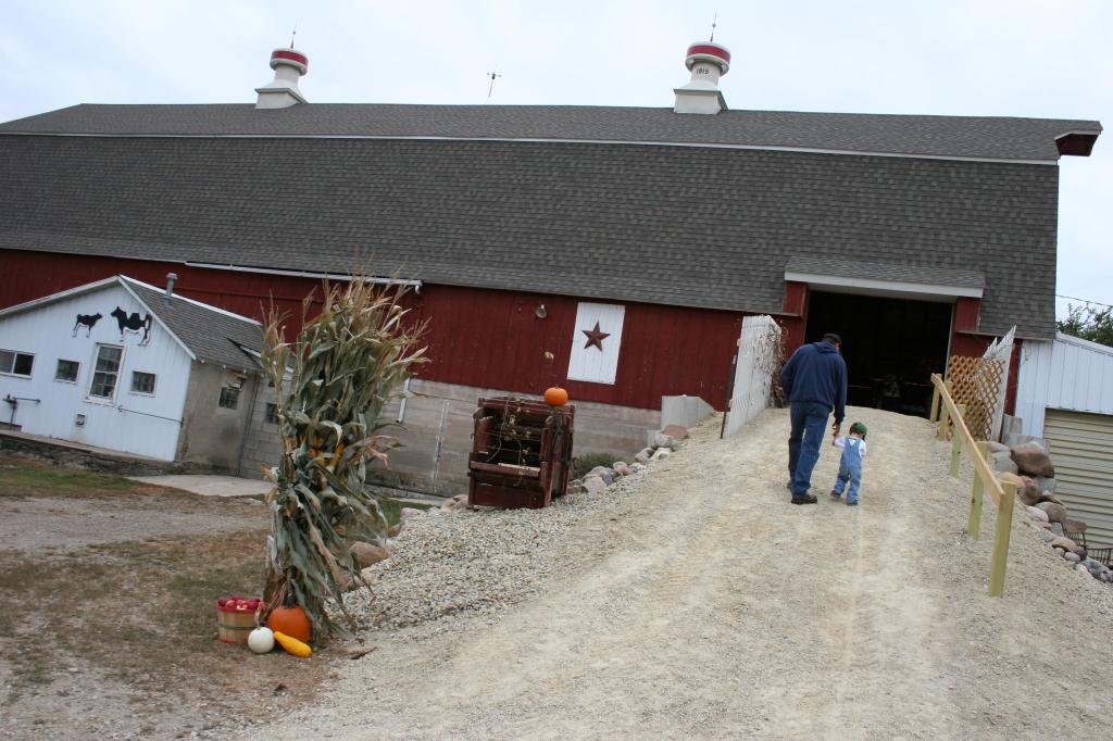 Barn, walking into