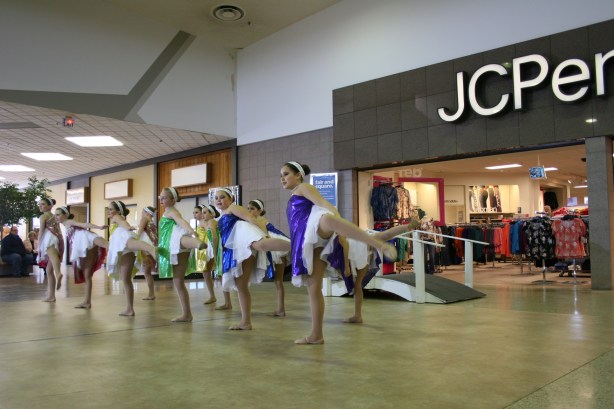 Mall, dancers