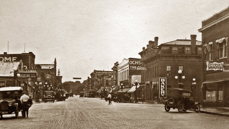 Note the Faribault Ochs store in this mid-1920s photo from the private collection of Daniel J. Hoisington.