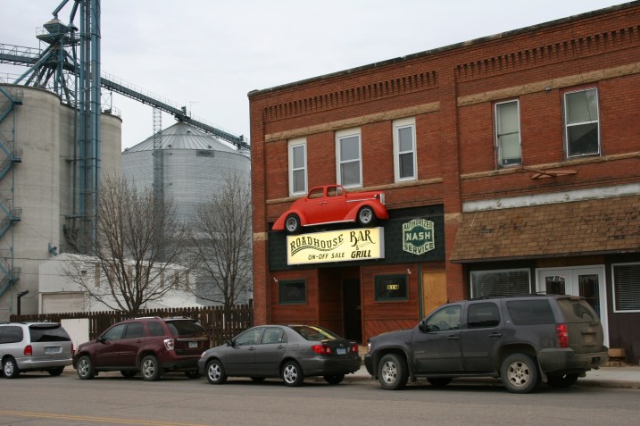 The Roadhouse Bar & Grill is a popular dining spot in Wabasso. During the summer, old car enthusiasts and motorcyclists gather here for a weekly "Ride In" that draws up to 1,000 people. There's plenty of outdoor seating on a sprawling patio where a hamburger bar is set up for the popular event. The grill offers an extensive burger and sandwich menu with everything reasonably priced.