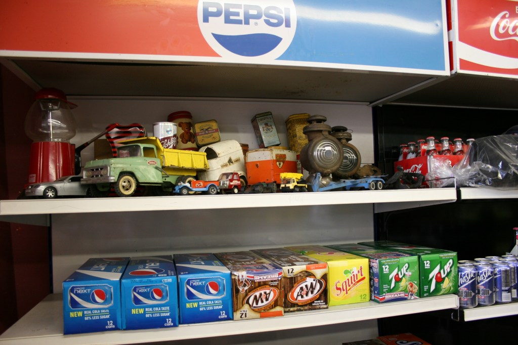Reissner's, toys and pop