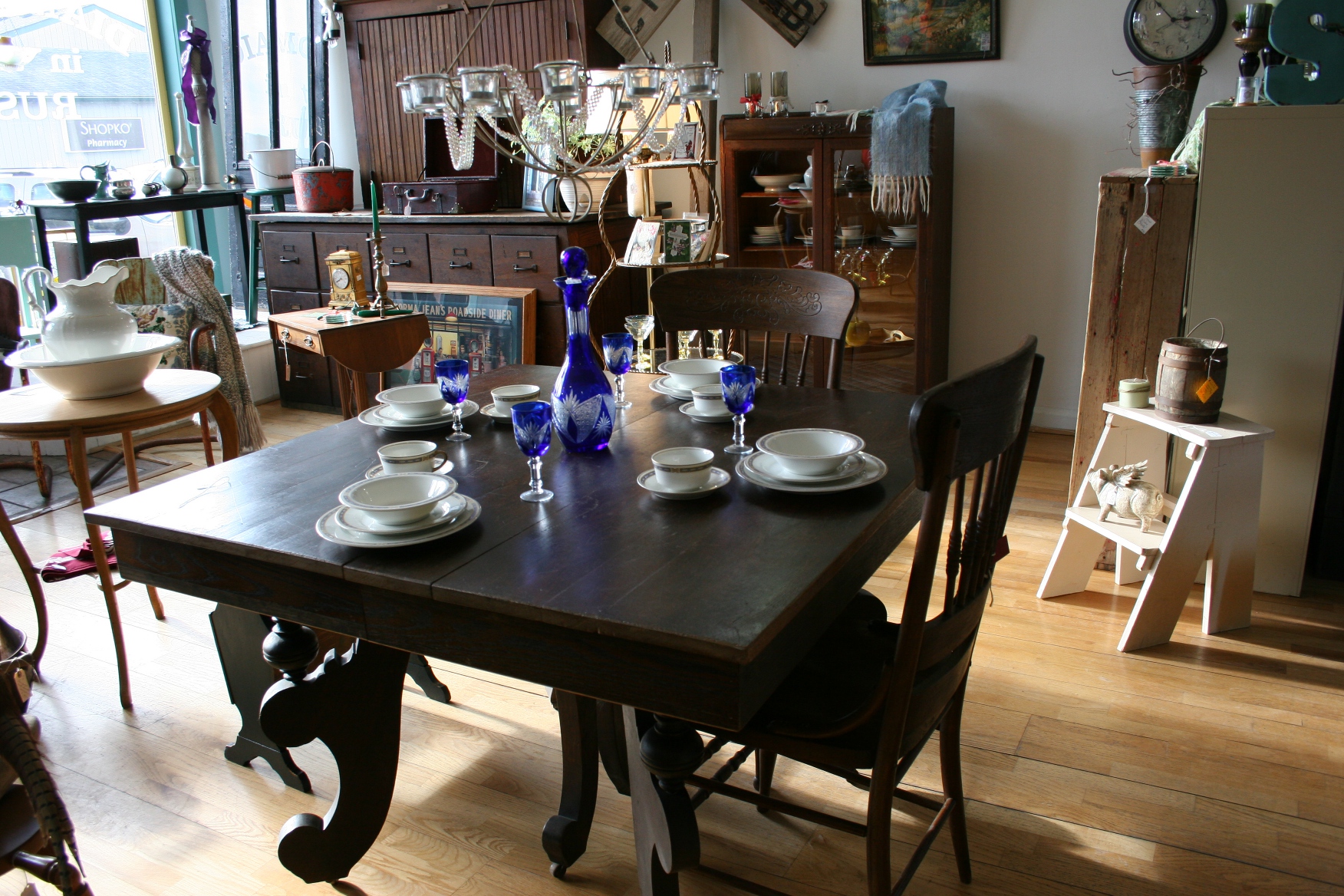 See how the sunlight streams through those windows and onto the floor and merchandise.