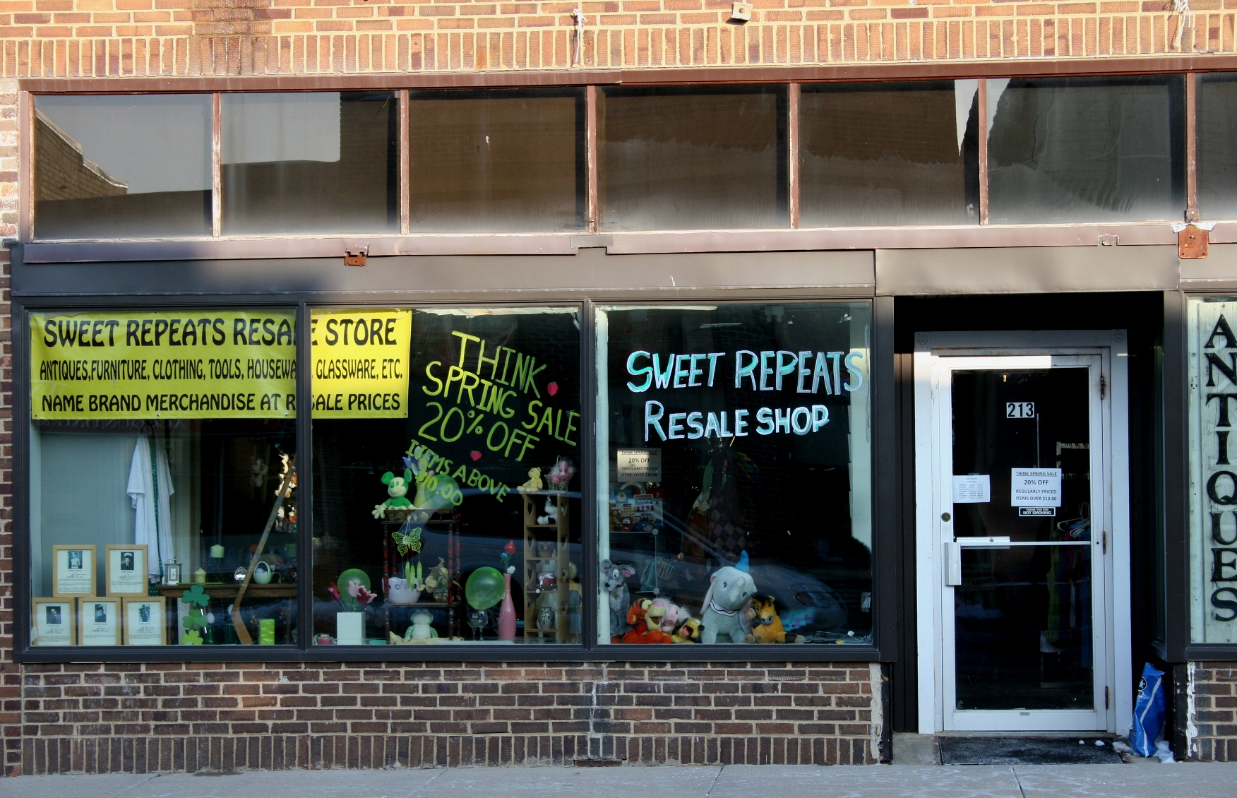 In the lower left corne you can see veterans' tributes in the window of Sweet Repeats Resale Shop.