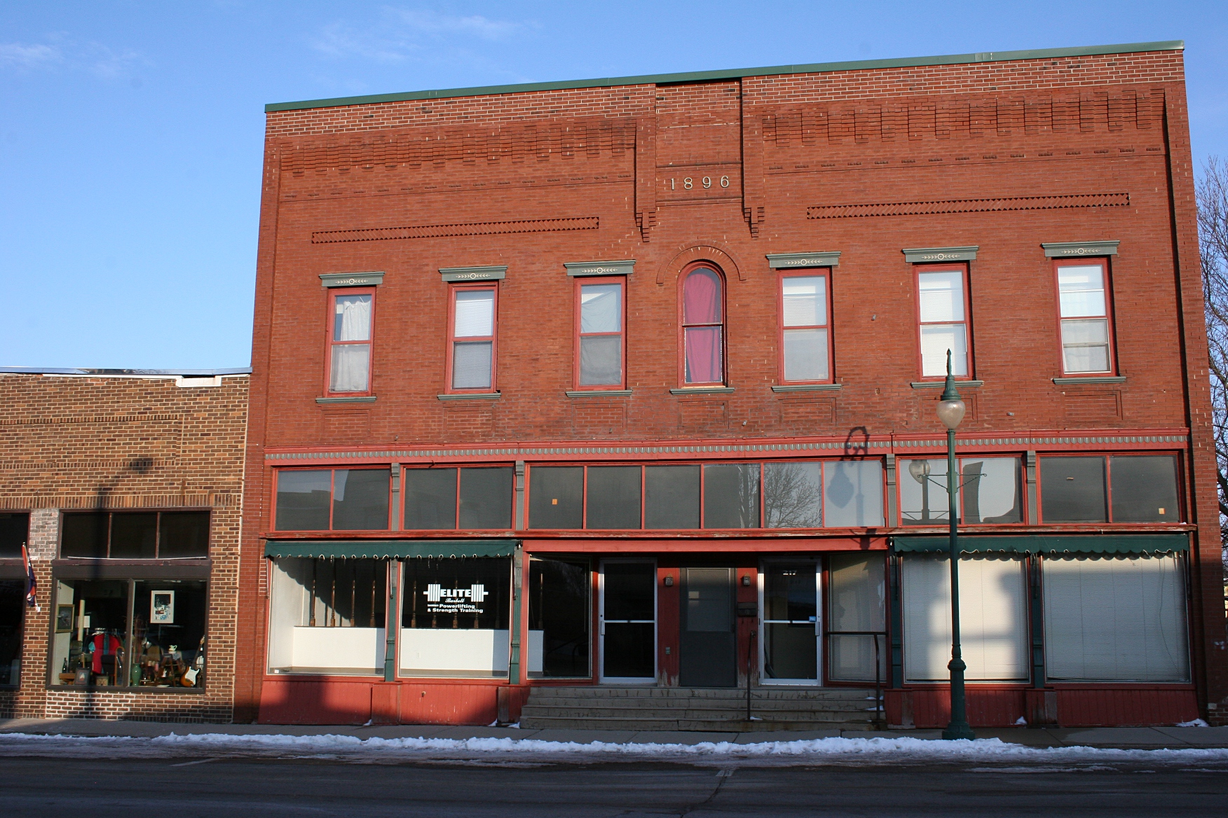 I absolutely love these small towns that have kept their historic buildings.
