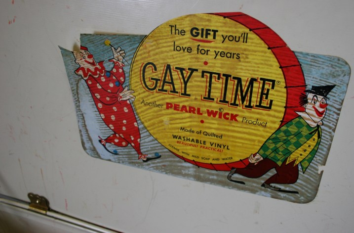 And just because I appreciate vintage graphics, here's the label inside the toy box lid.