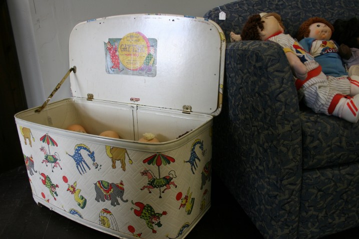 One of my other favorite finds at Rani's, a vintage 50s toy chest.