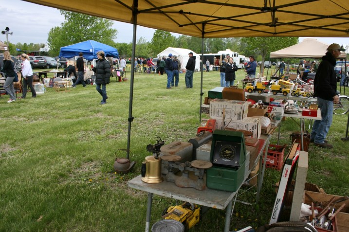 Vendors galore at the flea market. Allow yourself several hours to poke around.