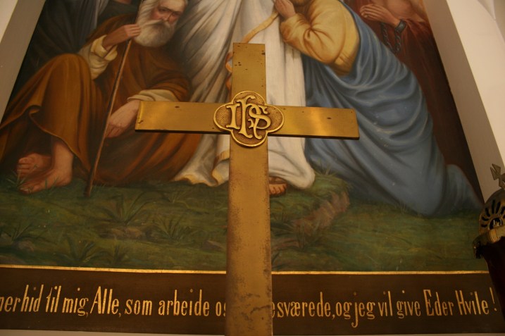 A verse from Matthew graces the altar.