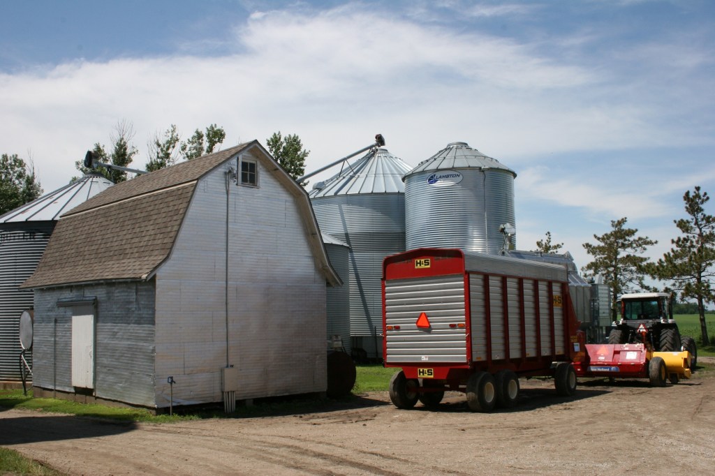 My favorite outbuilding, to the left.