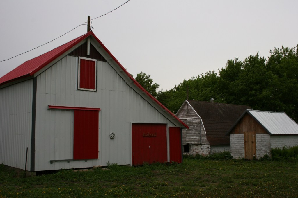 This farm is typical old style farmplace with lots of outbuildings, including the granery on the left, one of the oldest buildings on the farm.