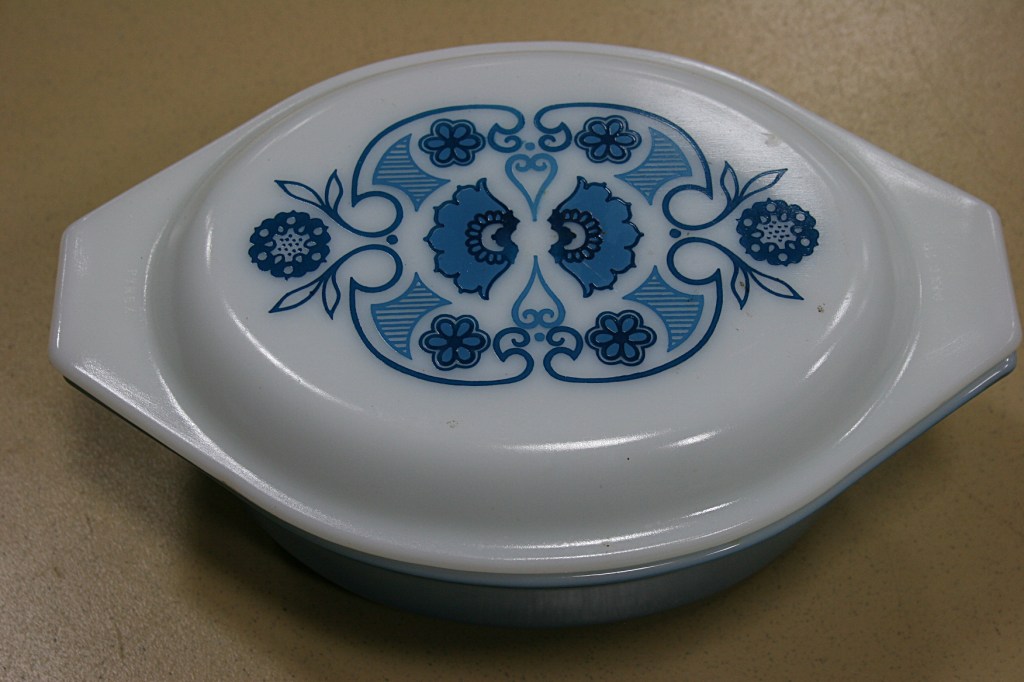A beautiful Pyrex casserole for the collector.