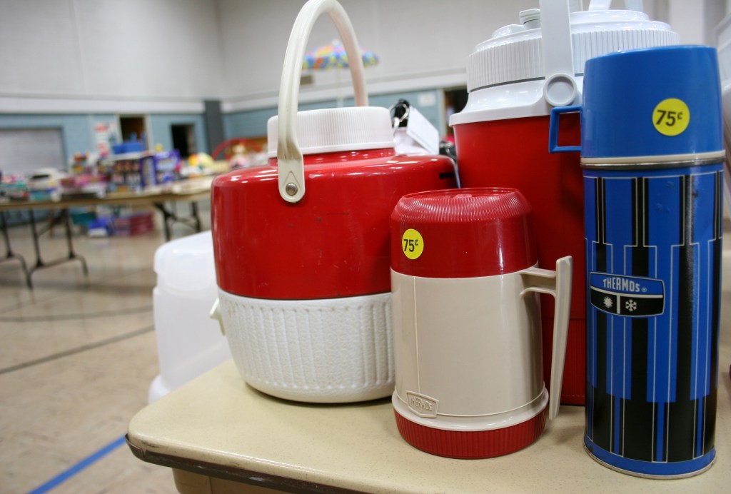 Sweet vintage thermoses.