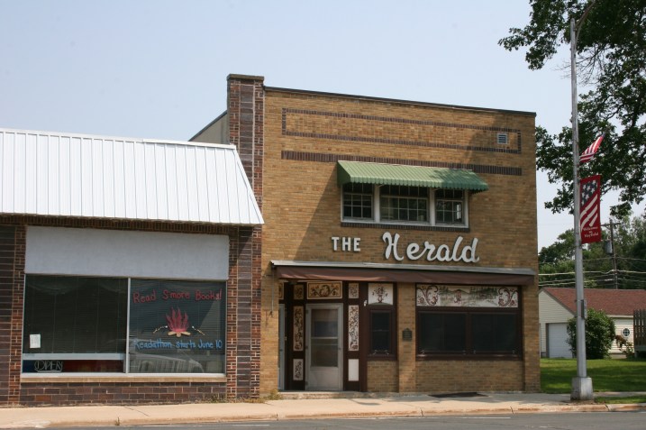 The library on the left, the former newspaper office on the right.