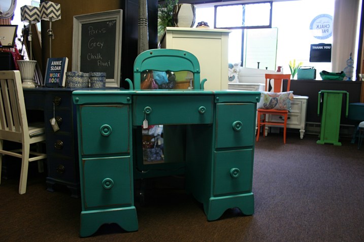 The vanity/desk is marked at $135.