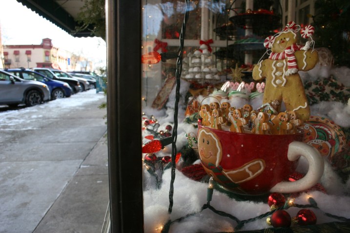 A scene in the bakery window.