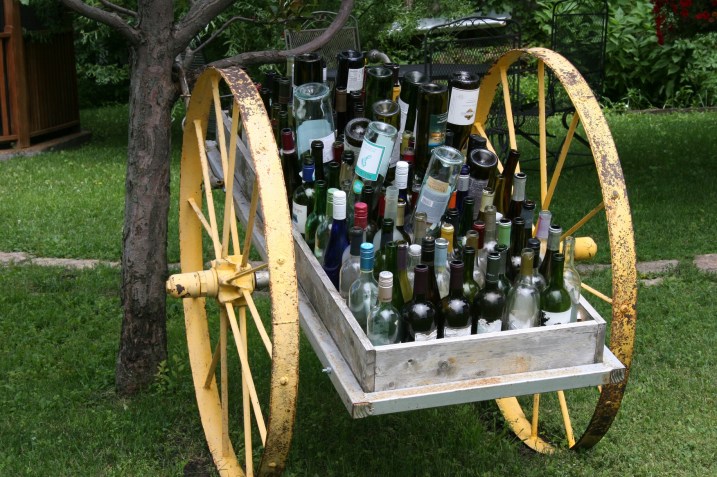 I spotted this bottle art behind the cafe. Evening diners can bring their own