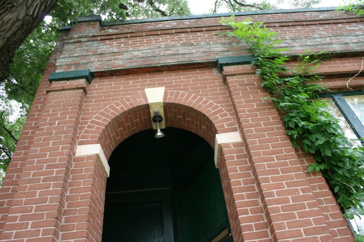 Garden City post office, arch above door