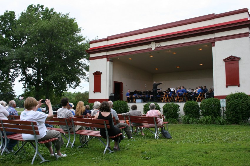 A snippet of the crowd listening to The Minnesota State Band.