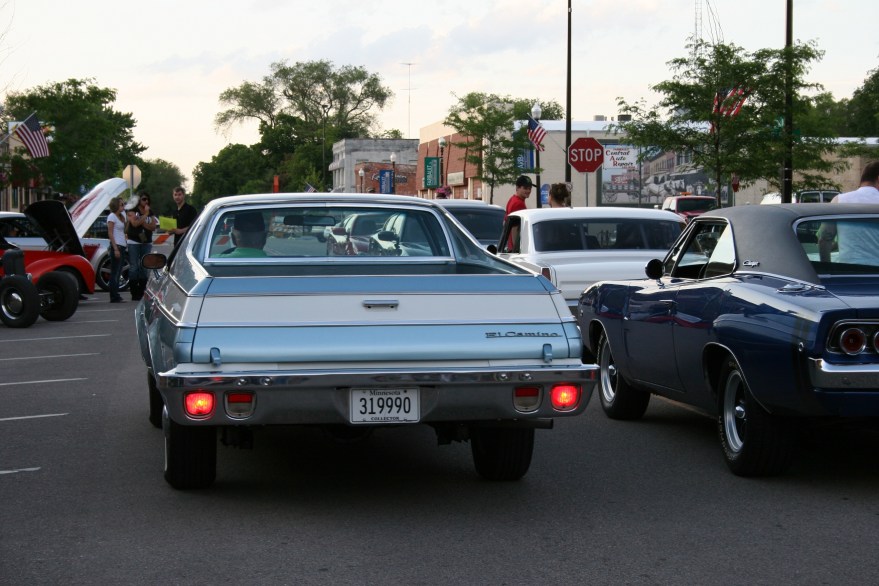 As darkness falls, vehicles begin to leave.
