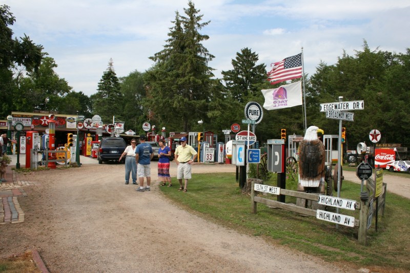 An overview of Bing's place upon entering the circle drive.