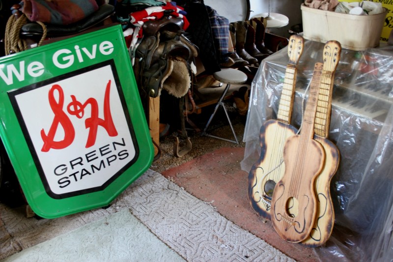 The wood guitars Bing crafts.