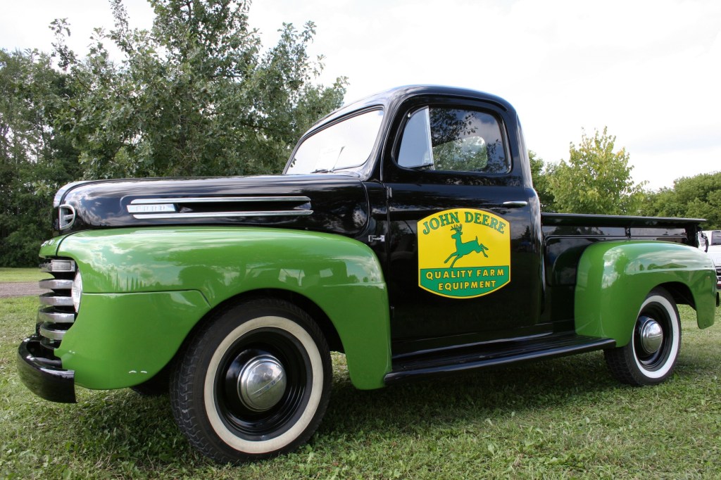 Art, John Deere pick-up