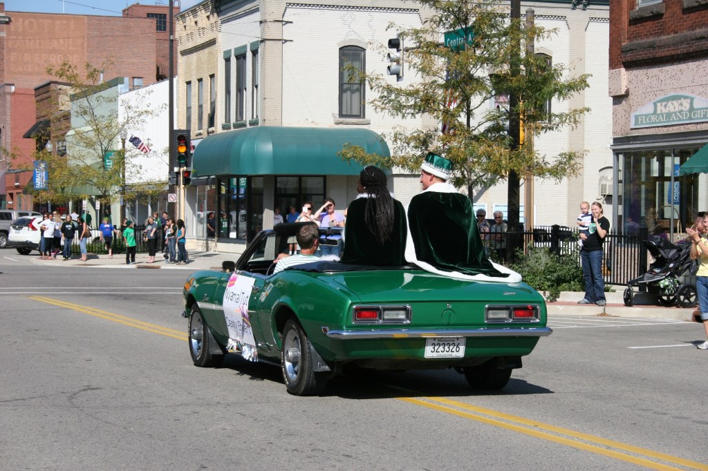 Even the convertible was in the school color.