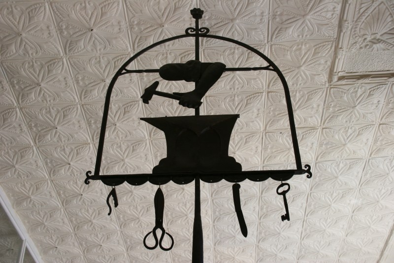Symbols of the trade for blacksmithing and tin cutting.