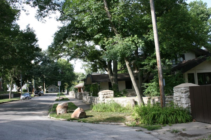 A Prairie School neighborhood snapshot.