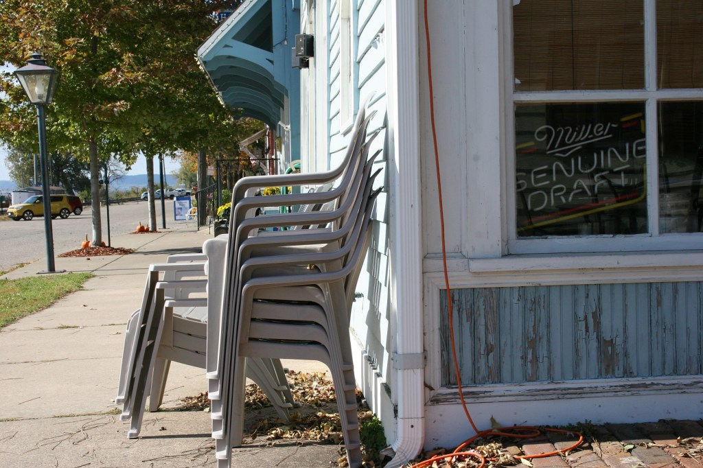 The scene outside of an eatery.