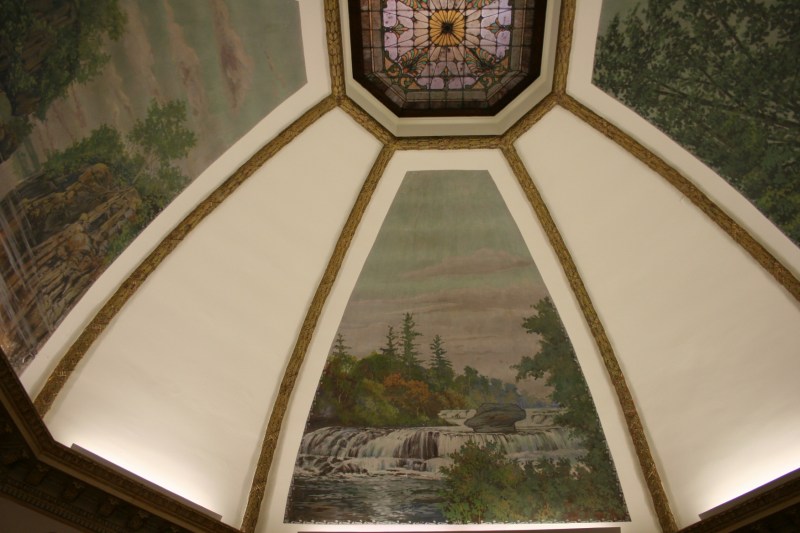 Rotunda murals depict the area's natural beauty.