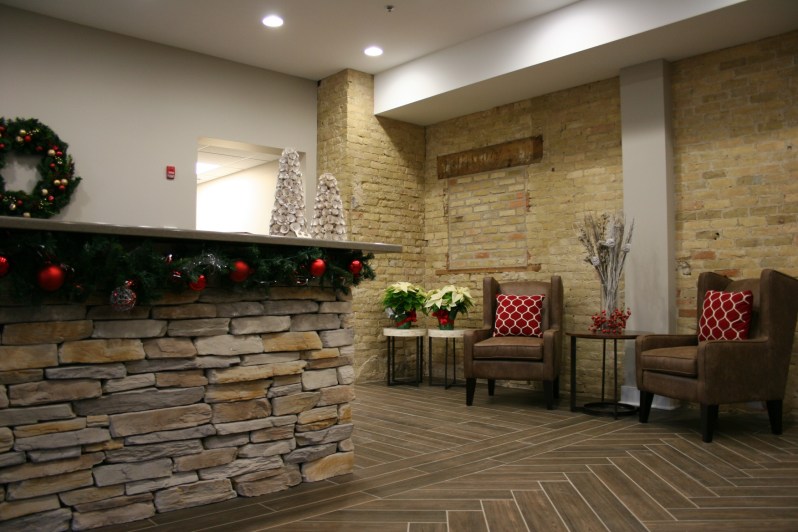 The front desk and lobby presents an inviting welcome.