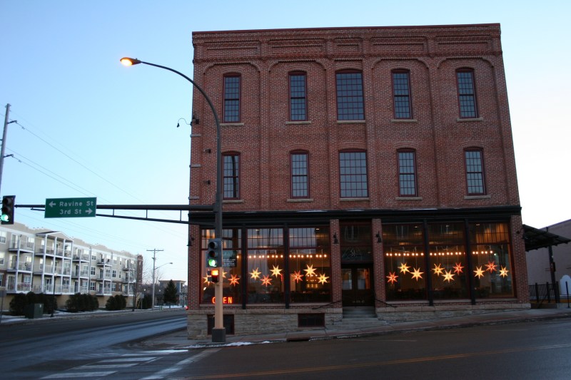 Situation across from the post office, this former warehouse was restored. Today it houses Alexander's Supper Club and Pub 31.