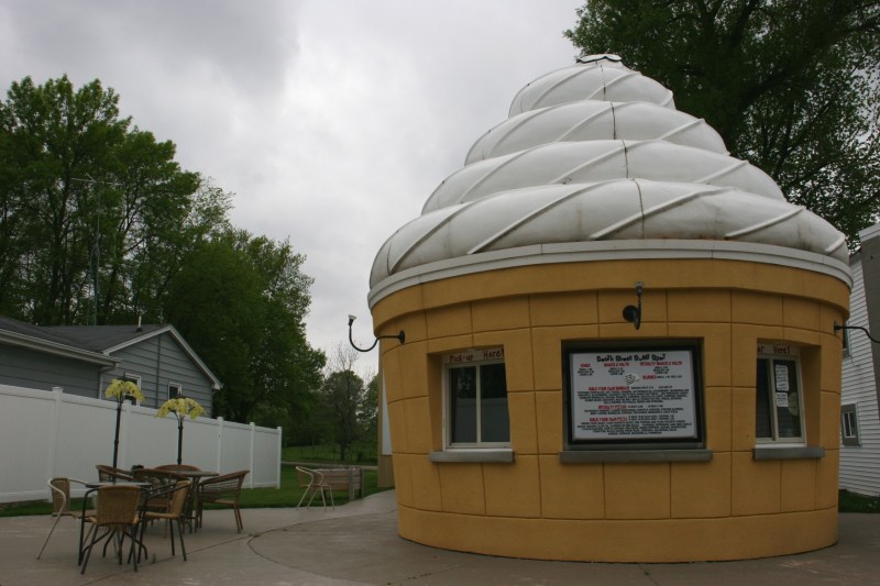 South Shore Sweet Spot was not yet open for the season when I visited Clear Lake. But I could admire the artsy architecture. No mistaking this for anything but a place to buy ice cream treats.