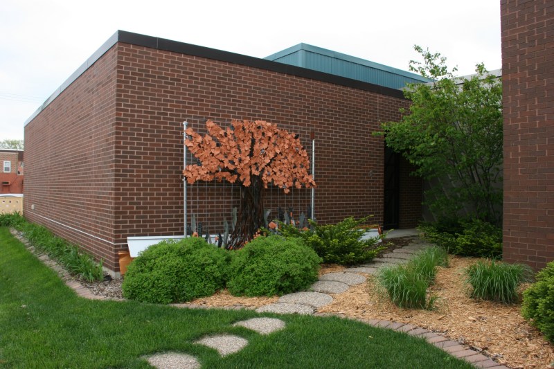 Iowa artists Pam Dennis and Ryk Weiss collaborated with local students and adults to create this tree sculpture from cattle panels, metal banding and clay. It is located at the Clear Lake Arts Center.