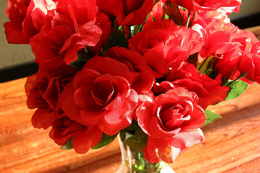 The Paradise Center for the Arts was decorated with lots of red roses.
