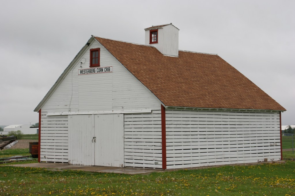 One of my favorite buildings, a corn crib.