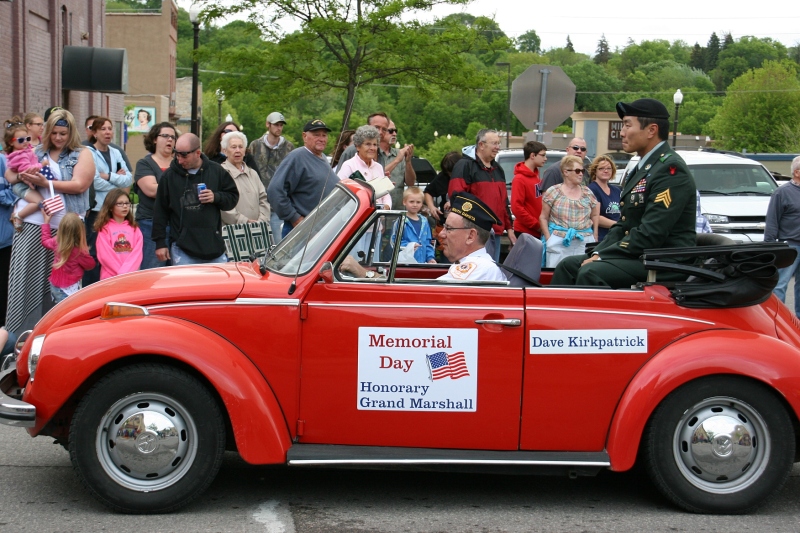 David Kirkpatrick, who is my eldest daughter's classmate, was the honorary grand marshall.