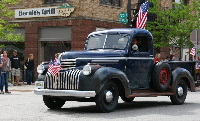 The parade includes vintage vehicles.