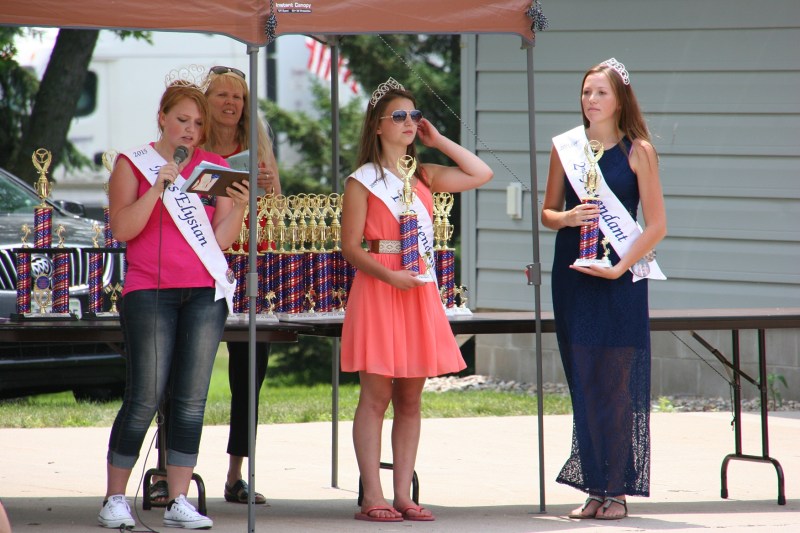 As we were leaving, Miss Elysian royalty were handing out Car Show trophies.