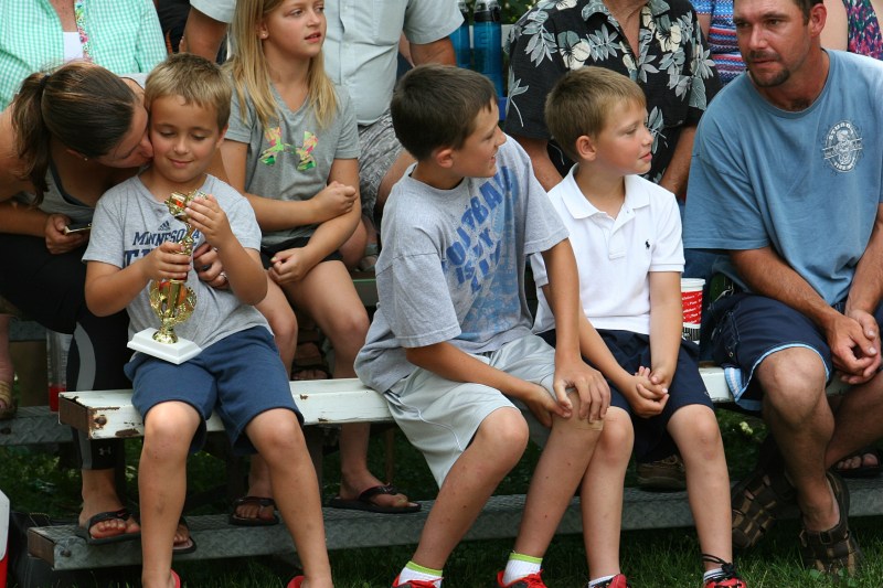 Pedal tractor pull, a kiss for the winner in Elysian, 376