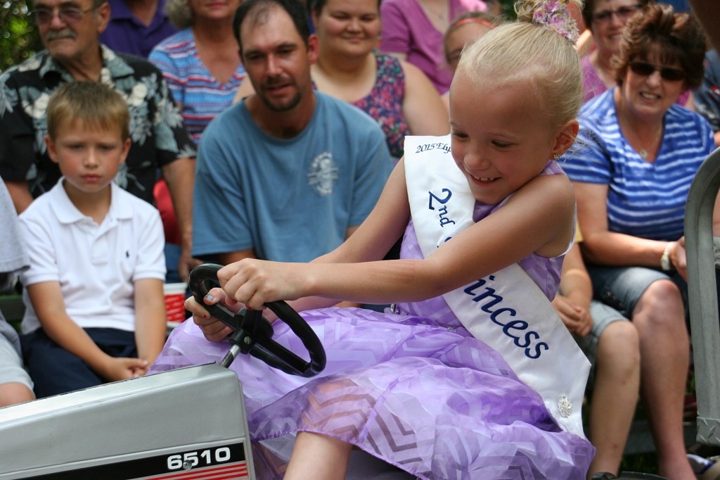 Pedal tractor pull, princess close-up in Elysian, 389