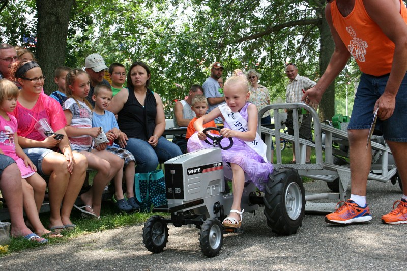 Pedal tractor pull, princess pedaling in Elysian, 384