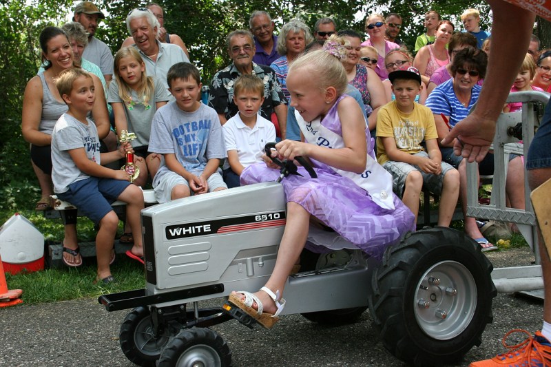 Pedal tractor pull, princess pedaling view 3 in Elysian, 392