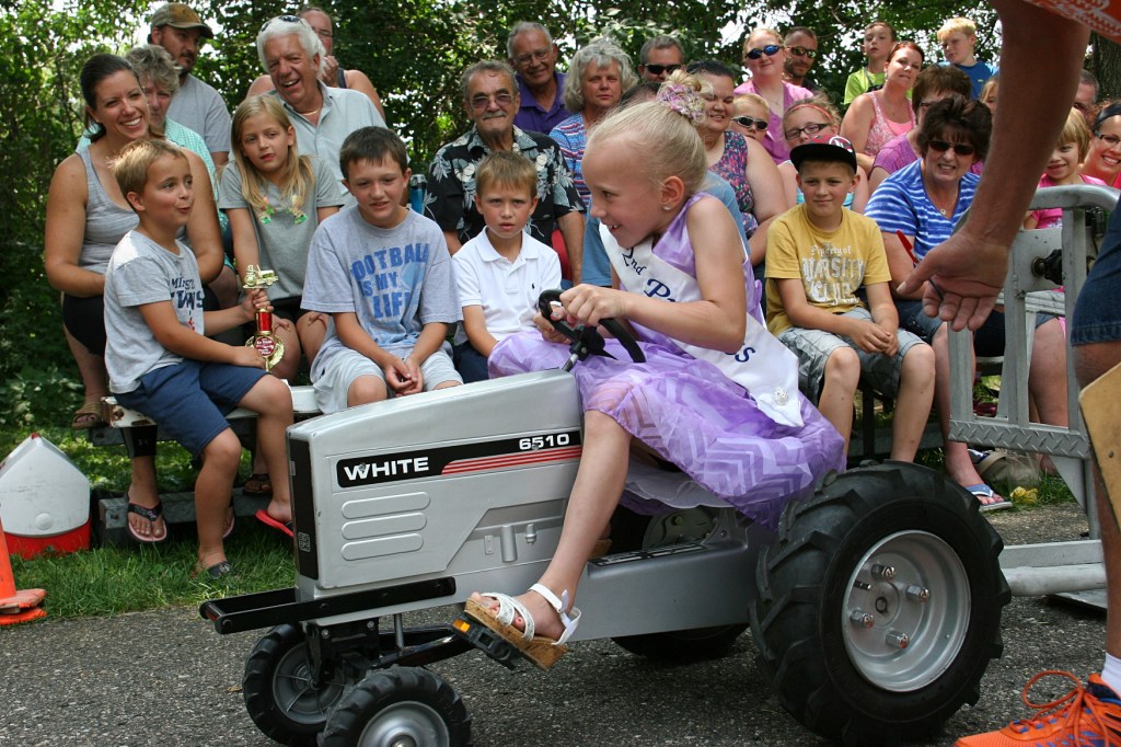 Pedal tractor pull, princess pedaling view 3 in Elysian, 392