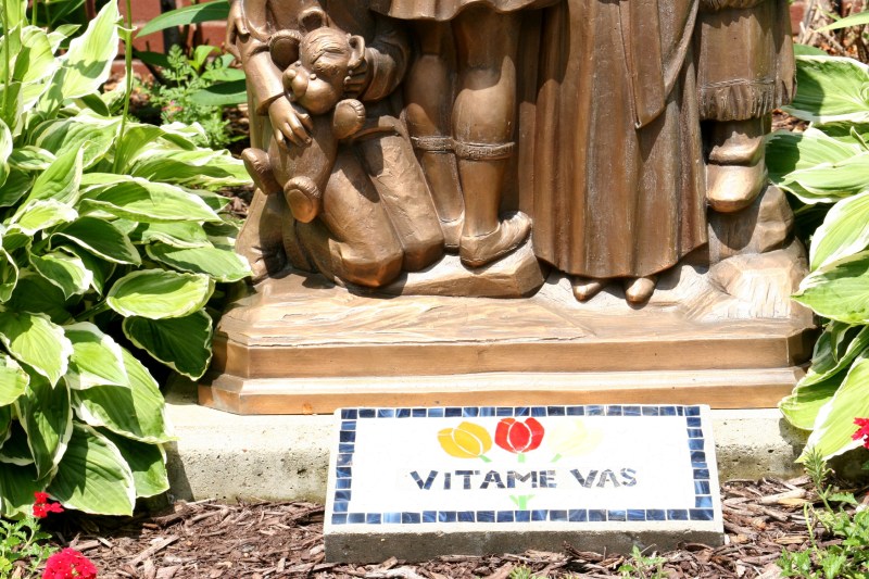 At the foot of the Mary statue, a message, in Czech, says "welcome."