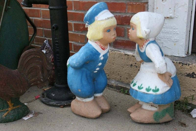 Outside the shop I saw this cute Dutch couple.