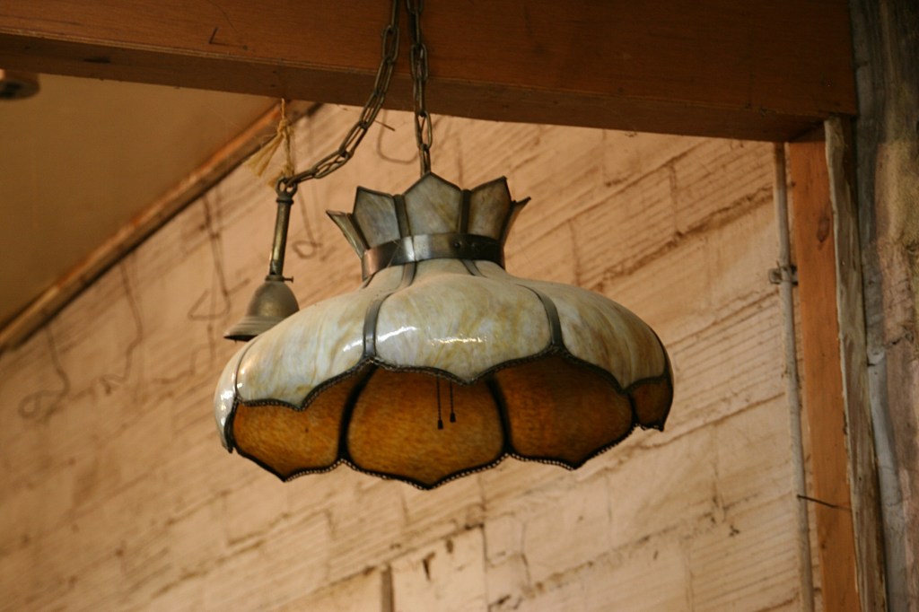 Love this vintage light, too.